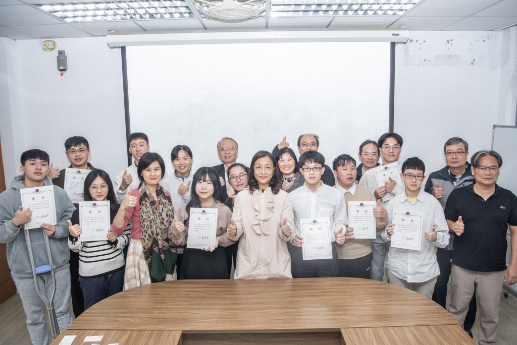 奇鈦科技龍筱芬董事長（中）出席化學系獎學金頒獎典禮